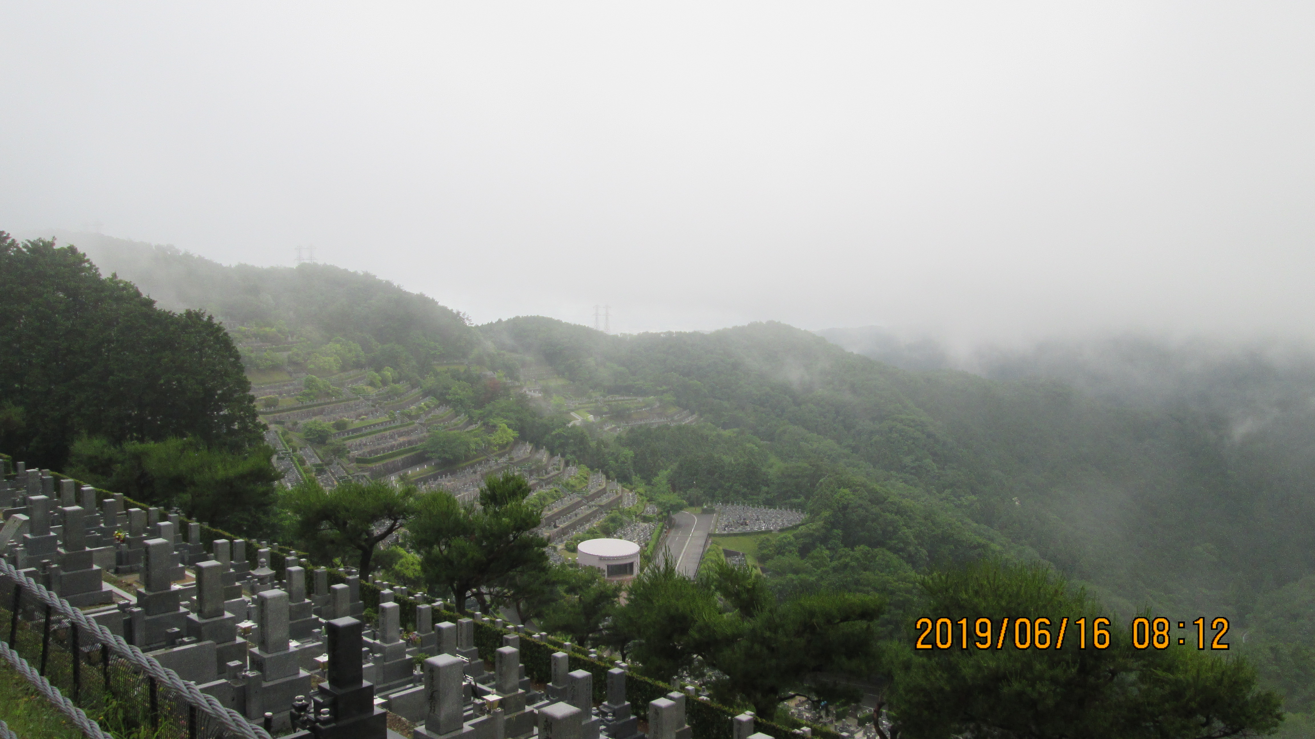  階段墓域・8区4/5番枝道風景