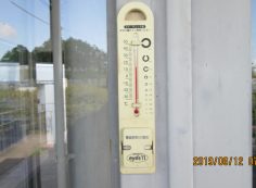 北口バス停・休憩所寒暖計 16度