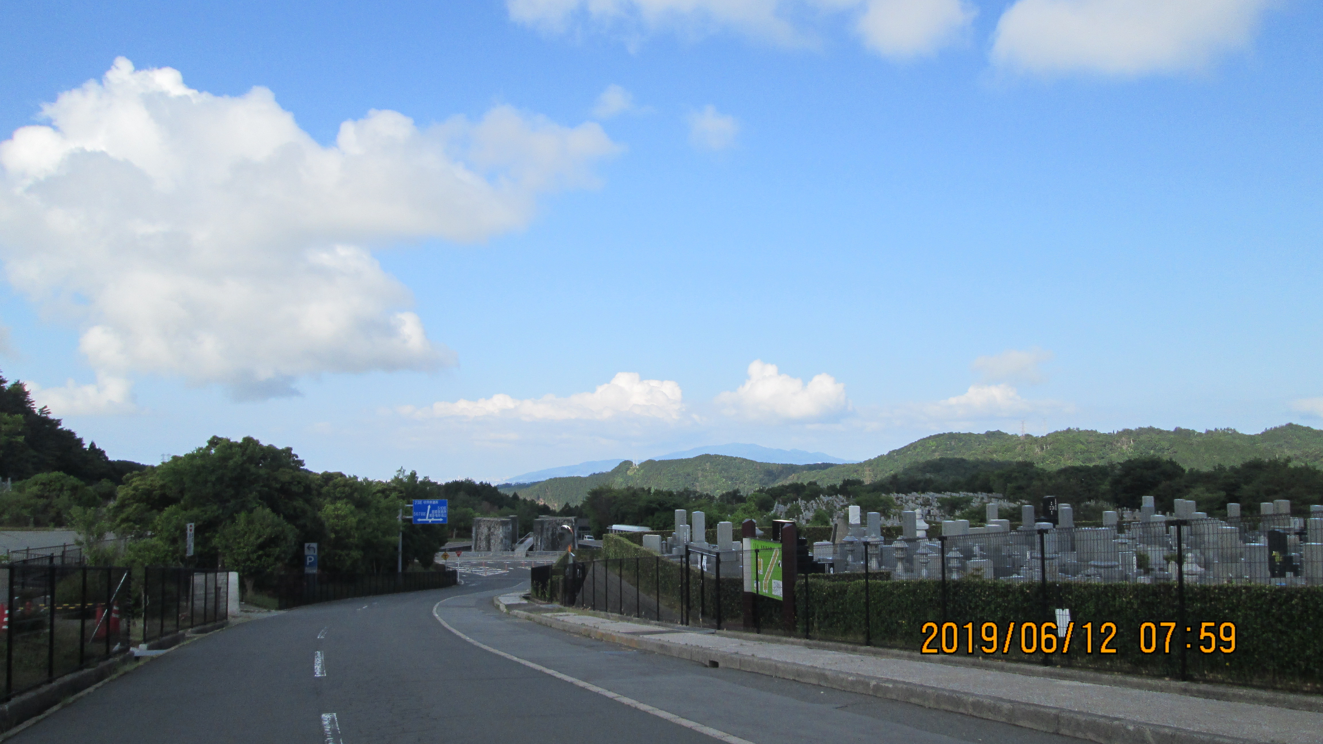 バス通り・1区墓所入口から～