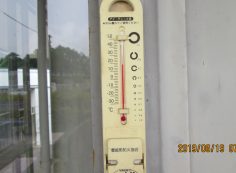 北口バス停・休憩所寒暖計18度　