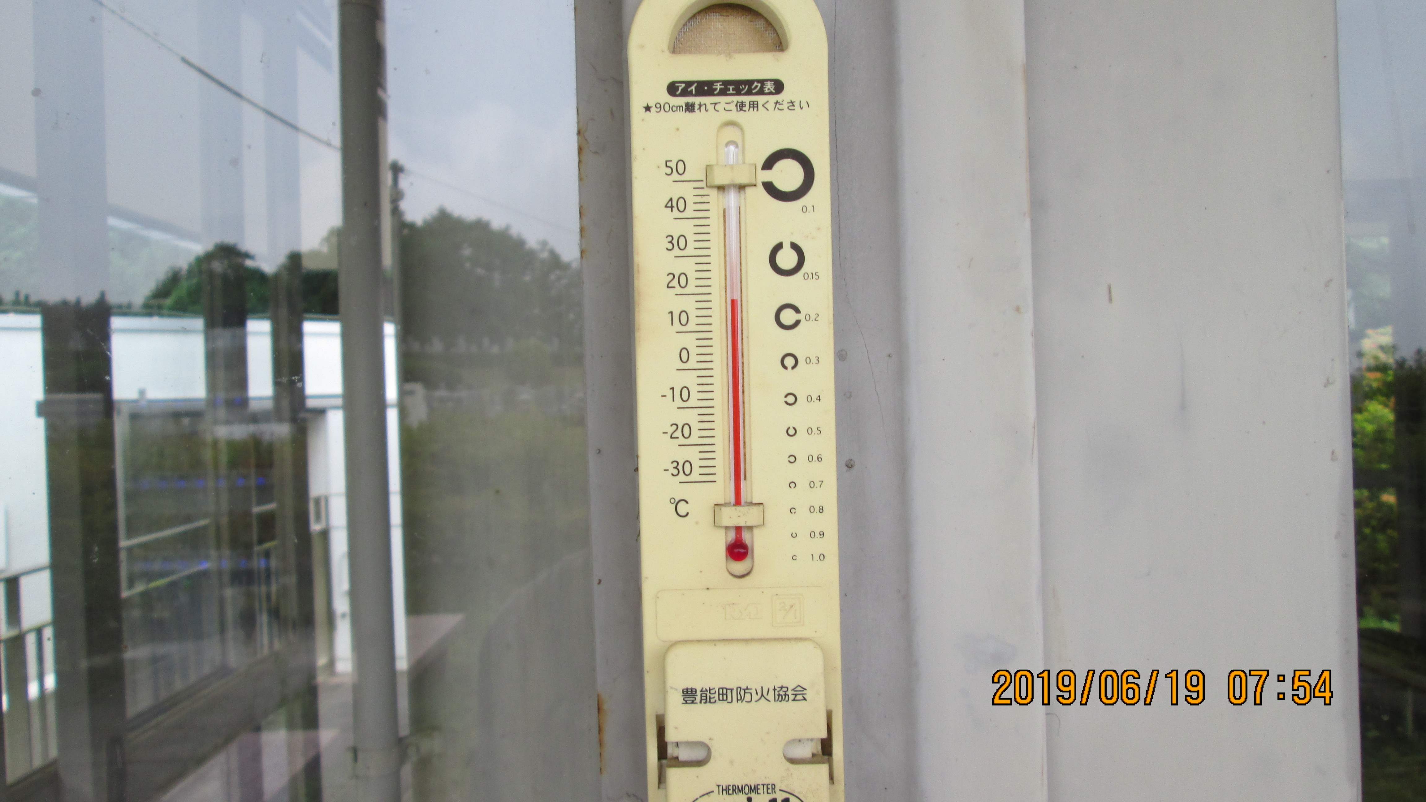 北口バス停・休憩所寒暖計18度　