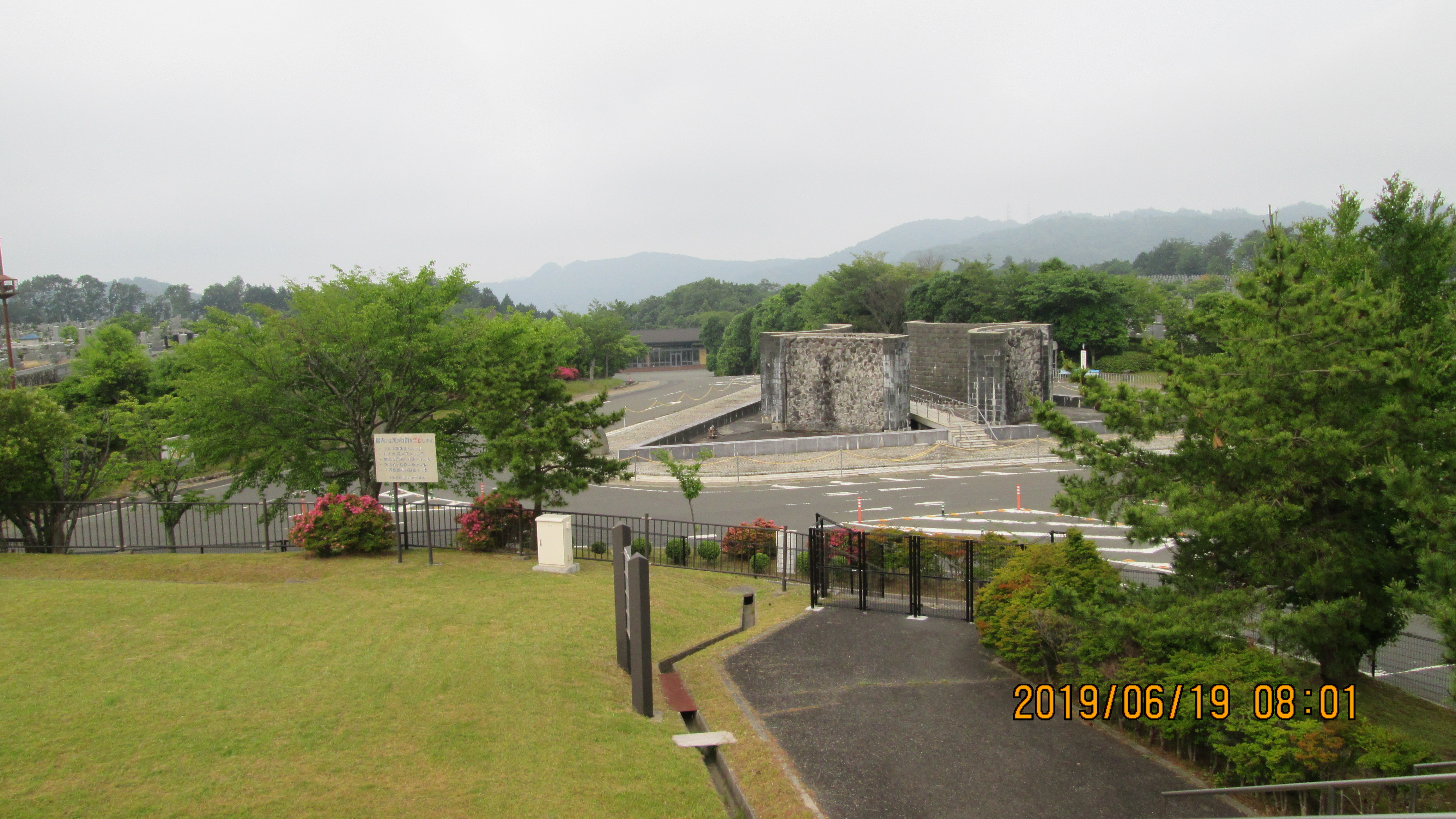 臨時駐車場・モニュメント方向撮影