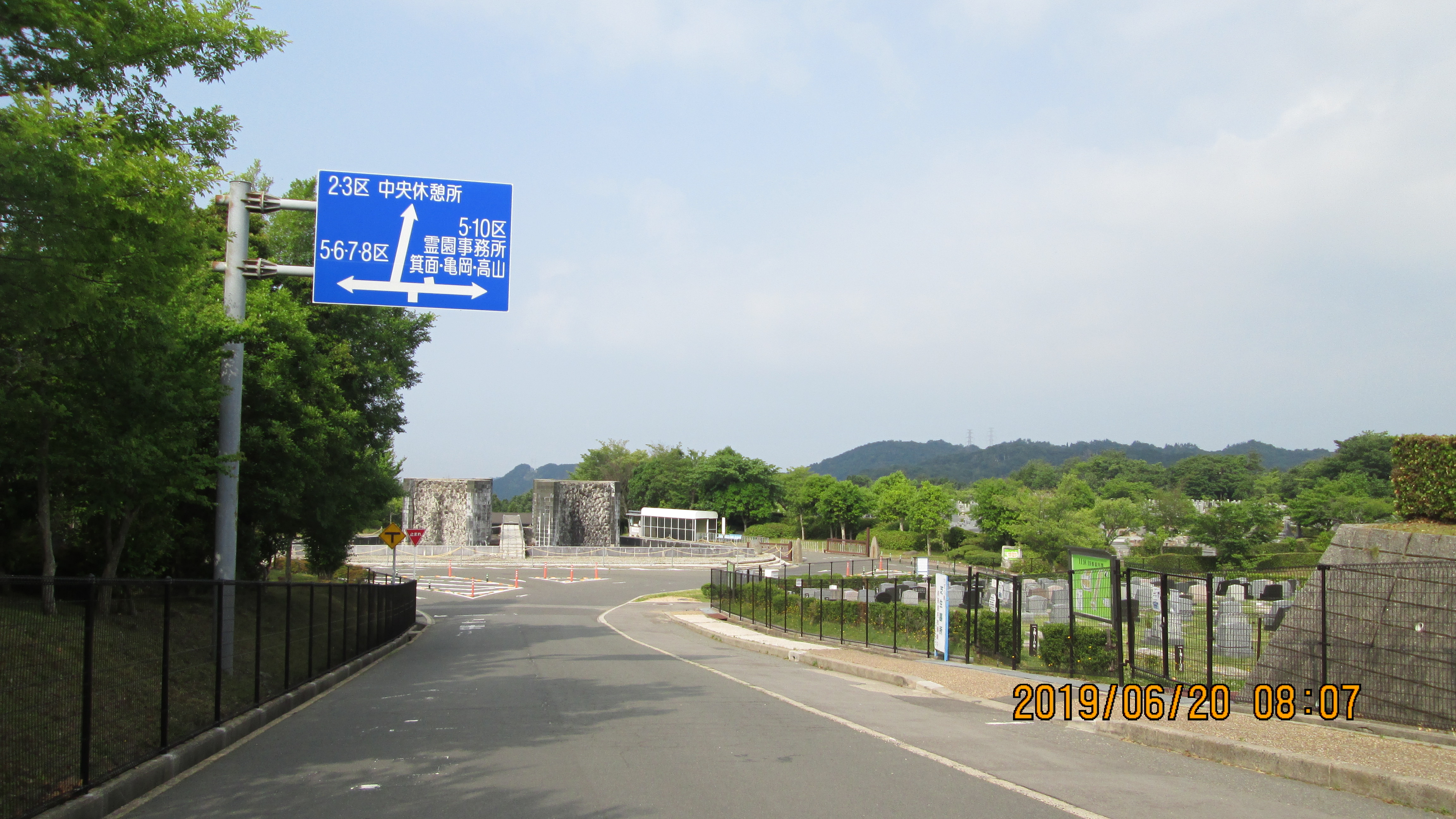 バス通り・モニュメント方向～撮影