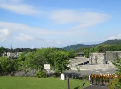 臨時駐車場・モニュメント風景