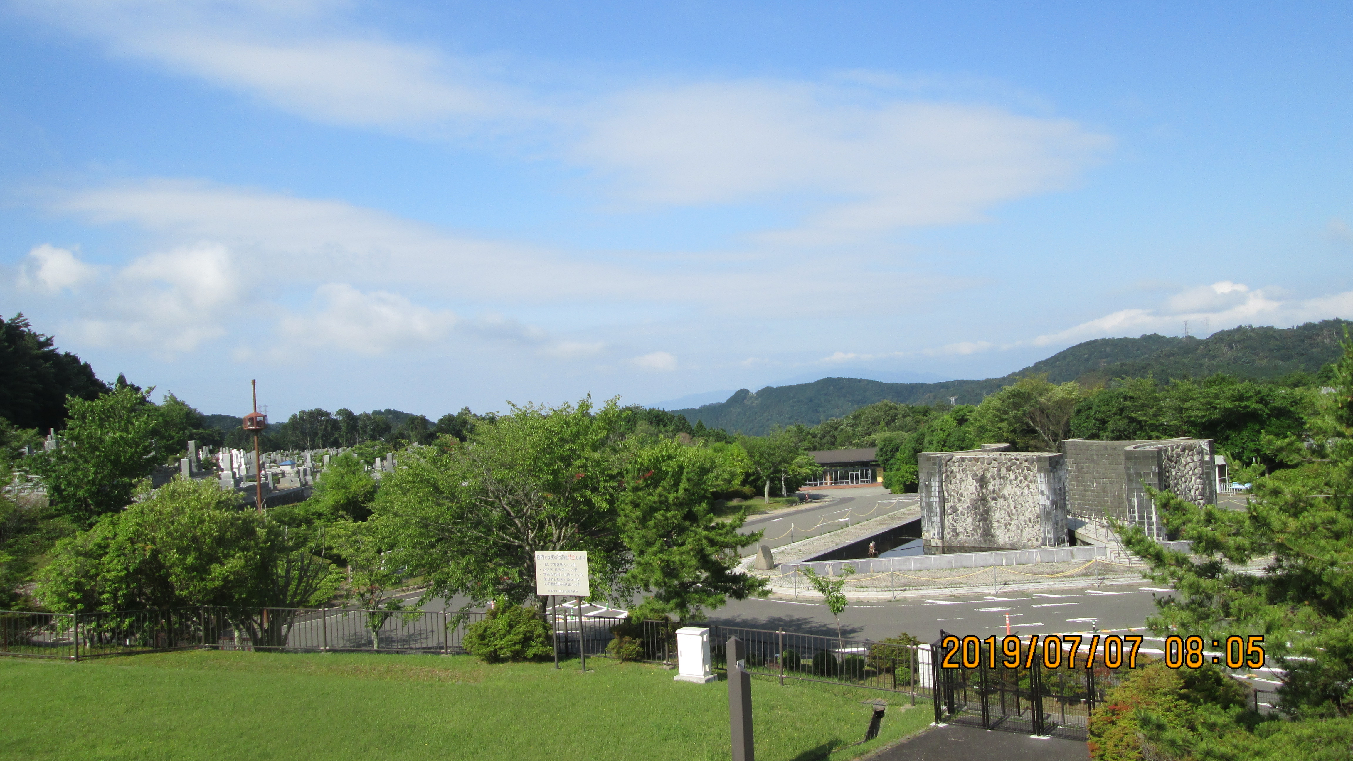 臨時駐車場・モニュメント風景