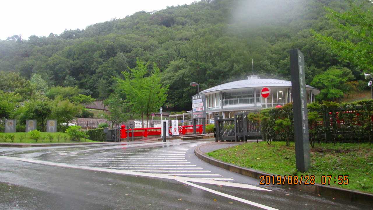 霊園正面入り口・霊園管理事務所