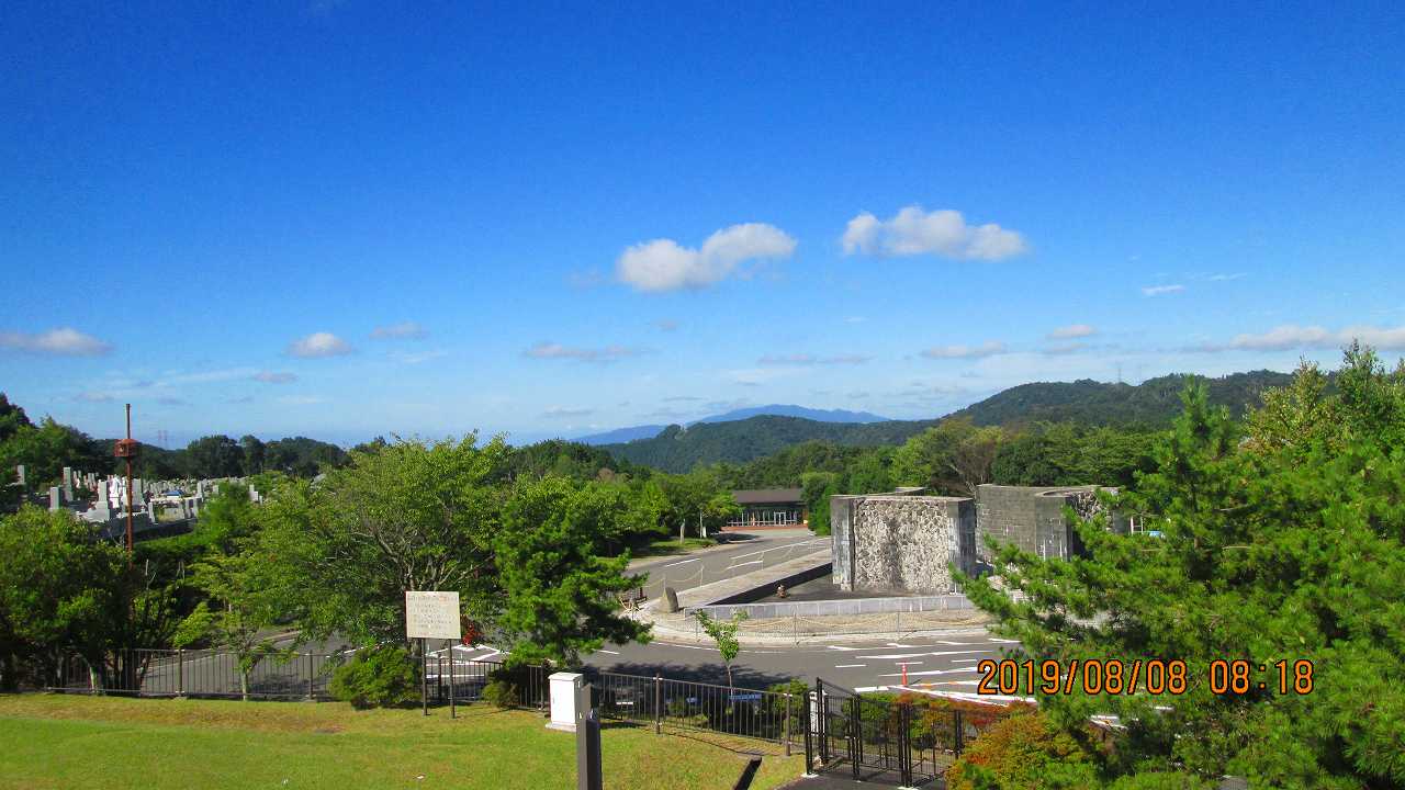 臨時駐車場・モニュメント風景