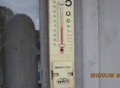 北口バス停・休憩所寒暖計 0℃