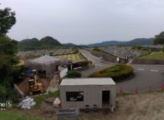 霊園北口からの園内風景（トイレ・休憩所改装中）