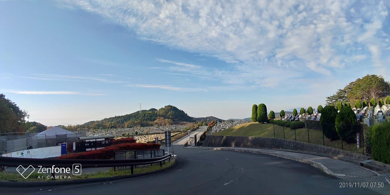 霊園北入口から朝の園内風景