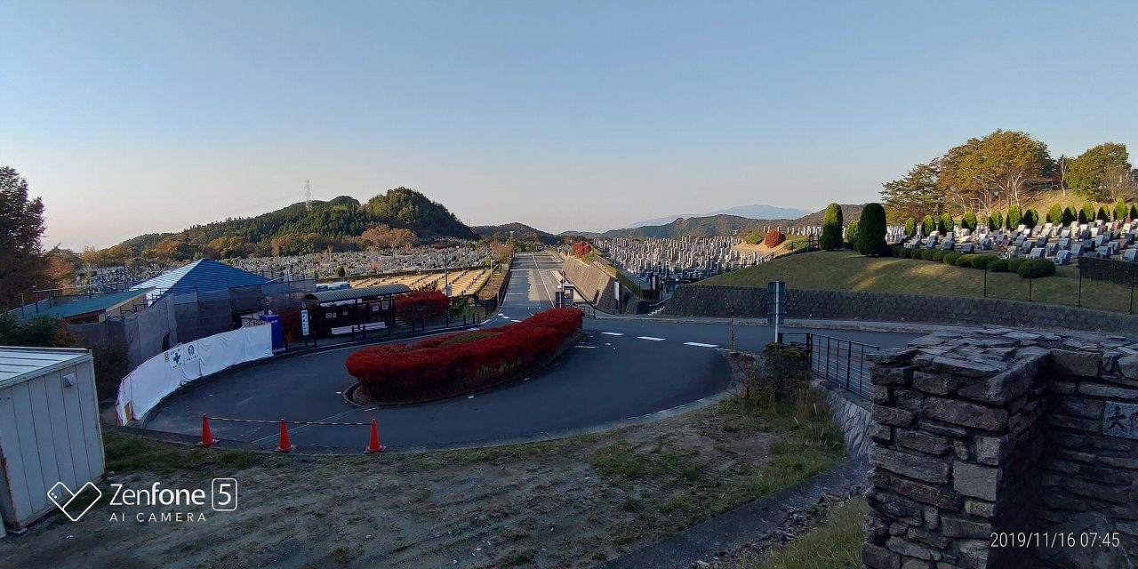 霊園北入口から朝の園内風景