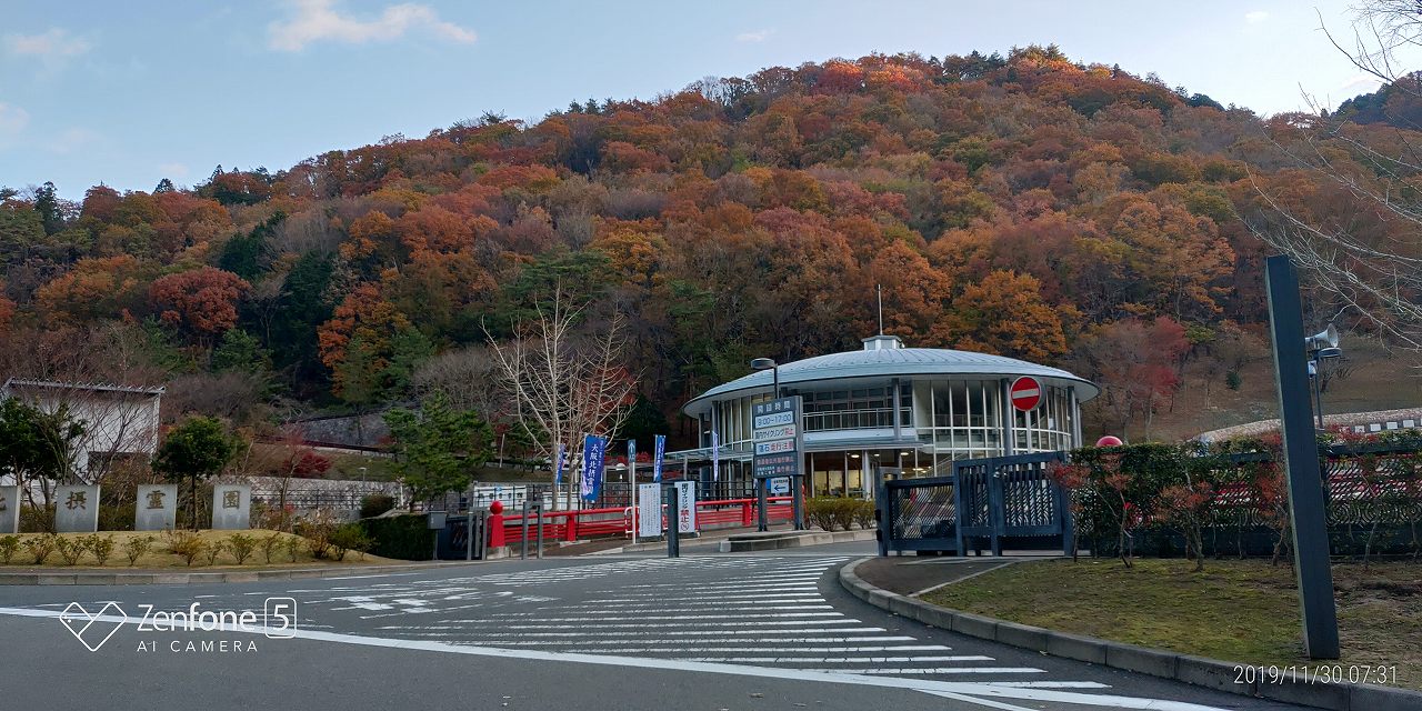 霊園正面入り口・管理事務所