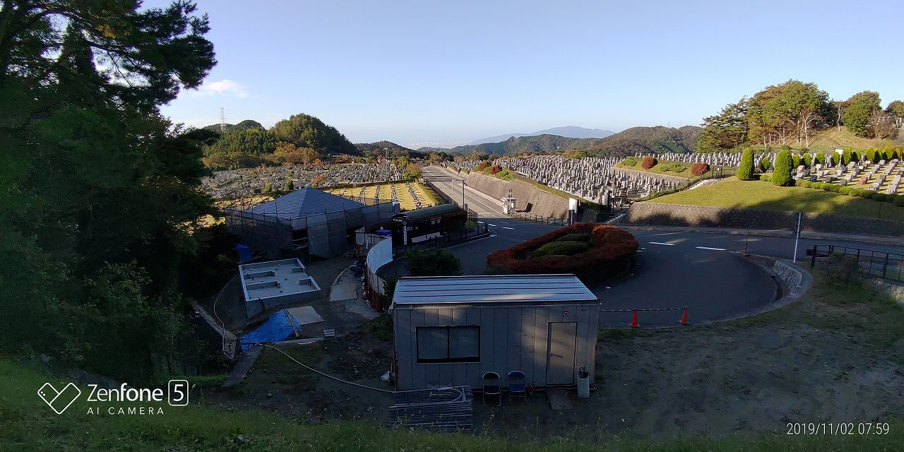 霊園北入口から園内風景（北口トイレ工事中）