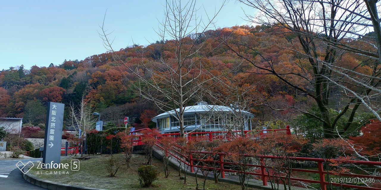 霊園正面入り口・管理事務所