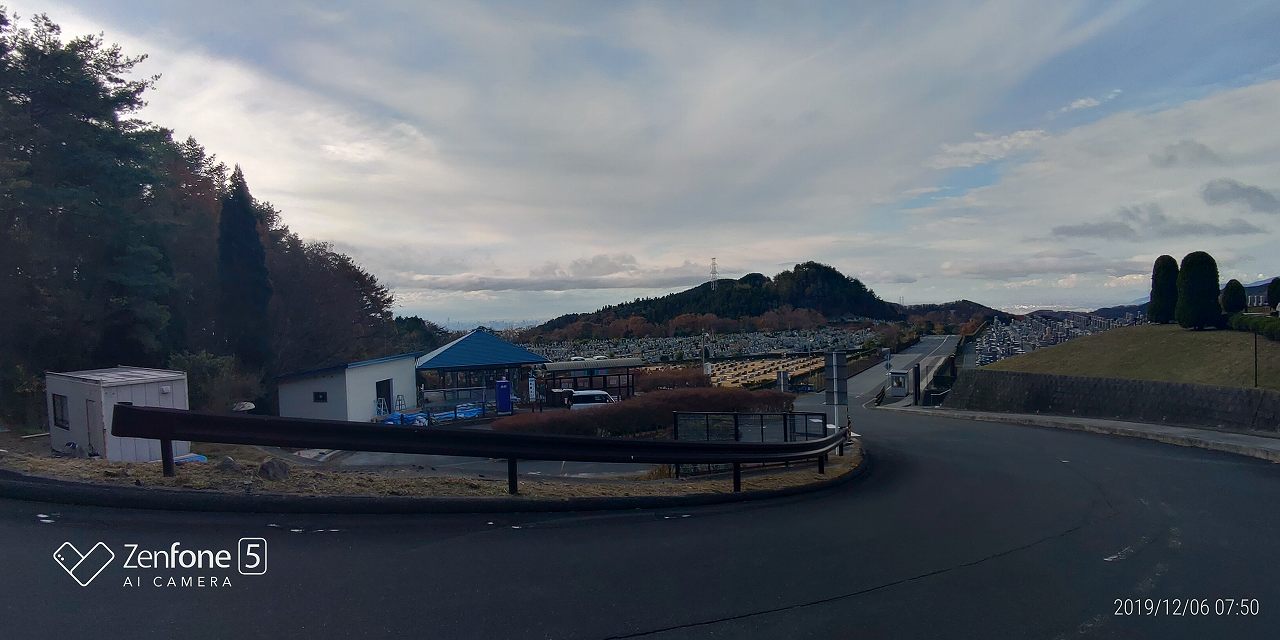 霊園北入口から朝の園内風景