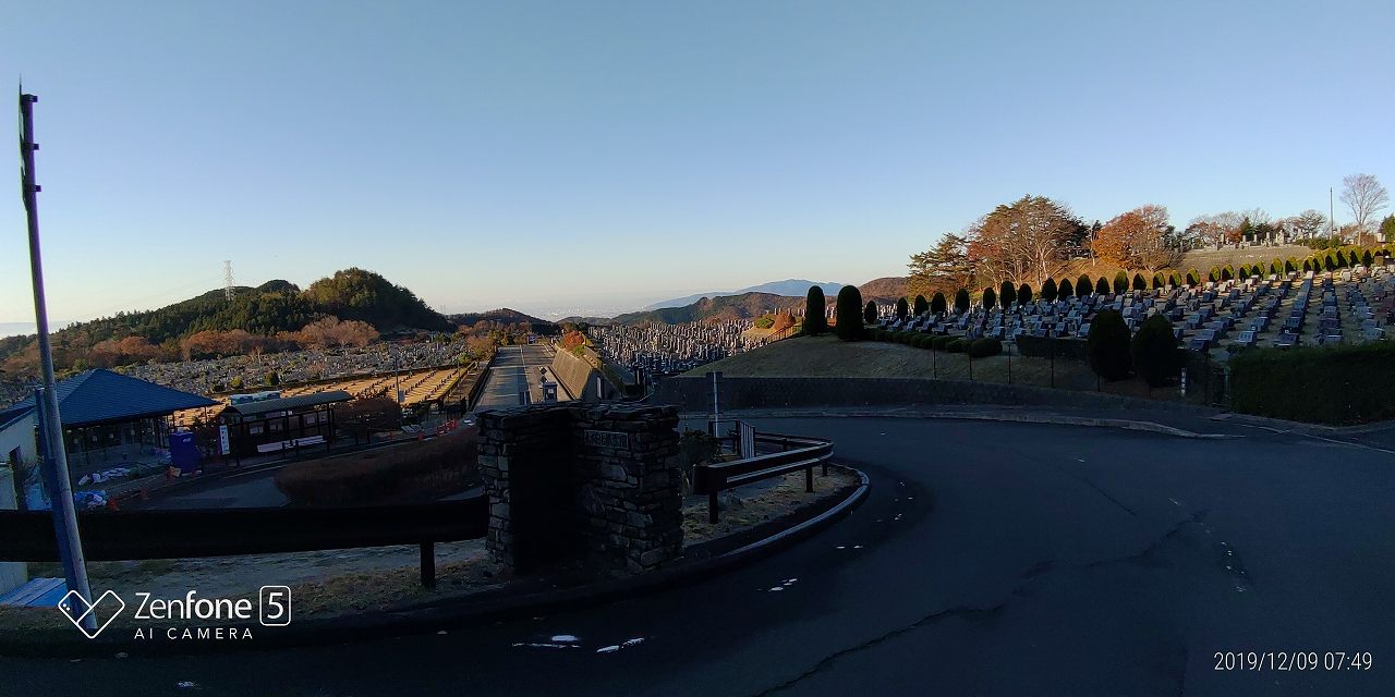 北入口から朝の霊園風景