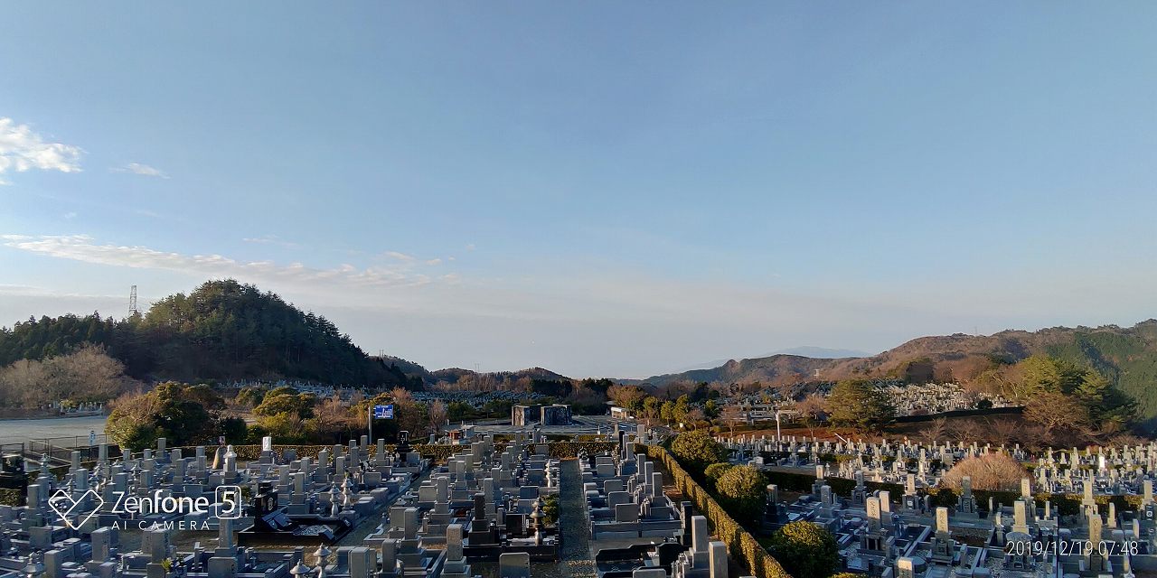 11区7番墓所から（南西方向）モニュメント風景