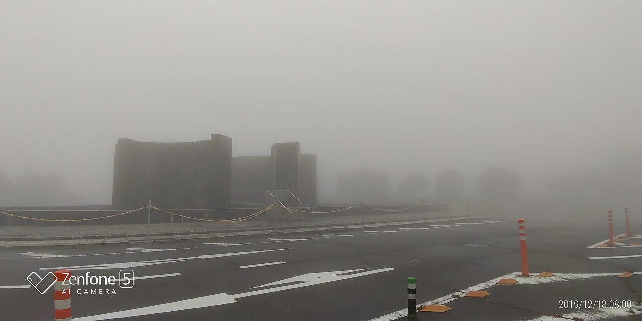 バス通り・モニュメント風景