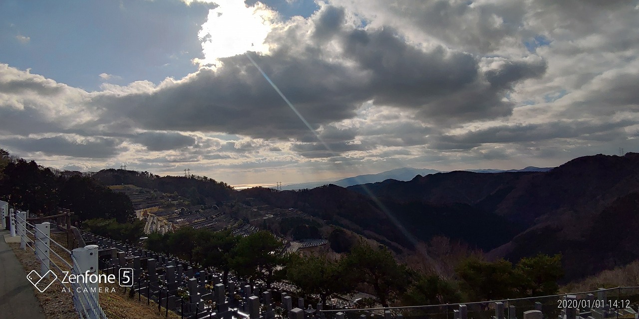 元日の階段墓域風景