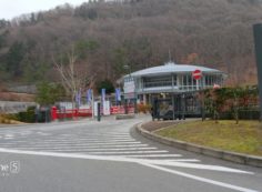 霊園正面入り口・管理事務所前