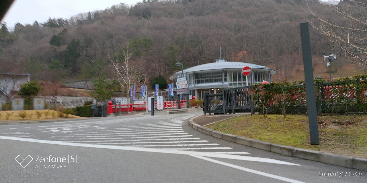 霊園正面入り口・管理事務所前