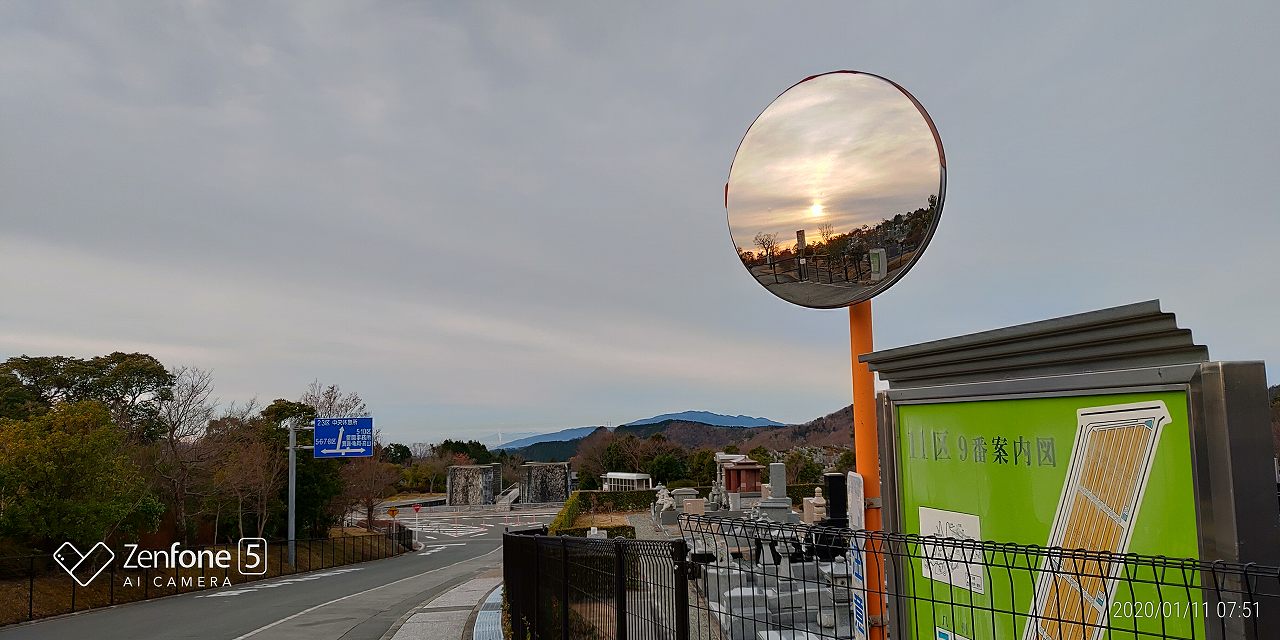 バス通り・モニュメント風景