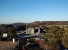 臨時駐車場からモニュメント風景