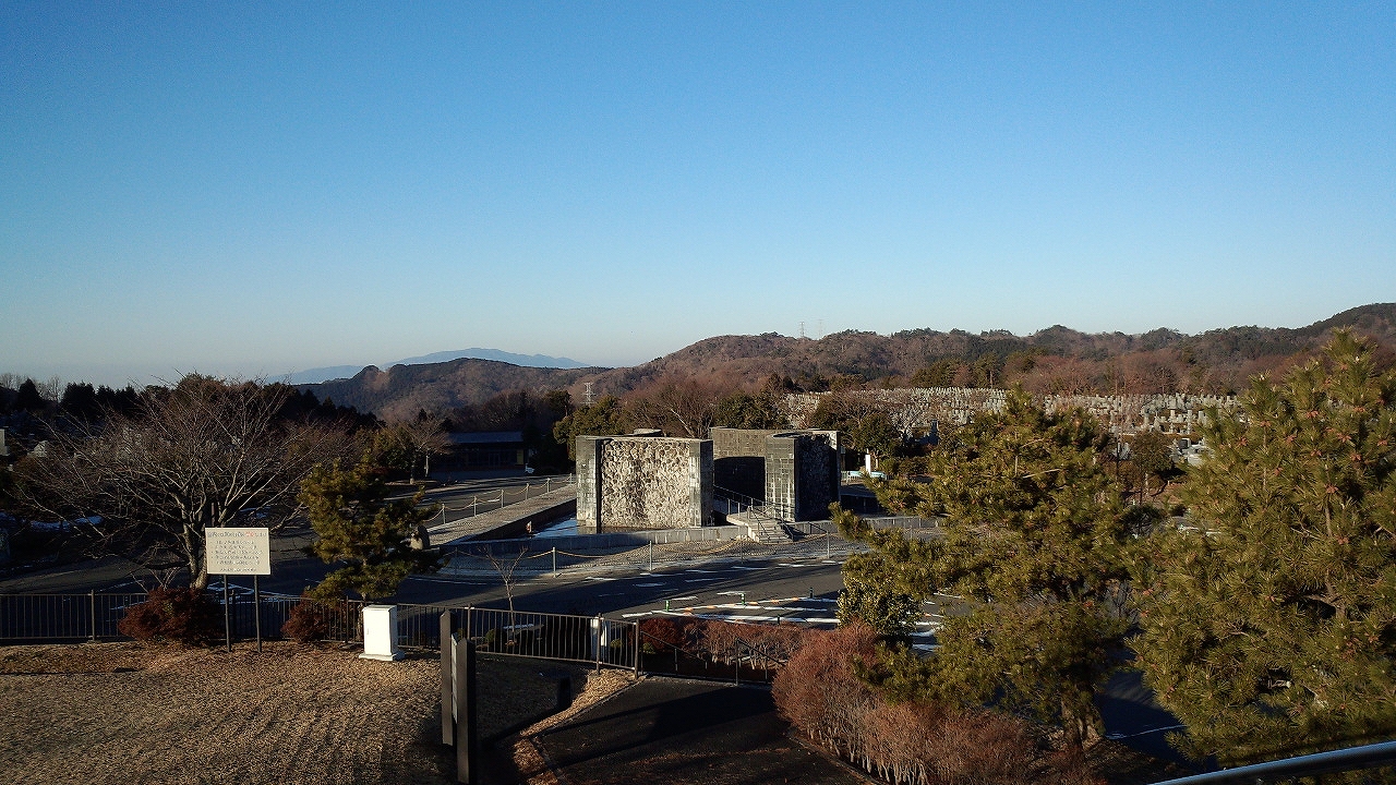 臨時駐車場からモニュメント風景