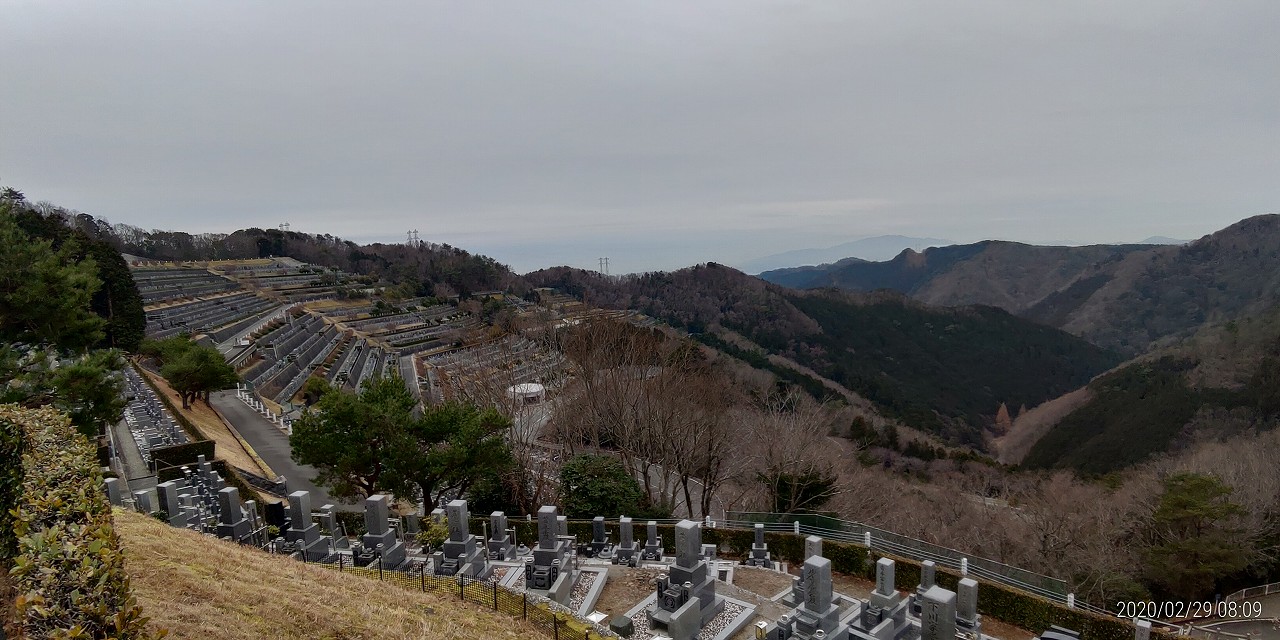 8区4番墓所から階段墓域風景