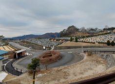 霊園北入口からの園内風景（粉雪）