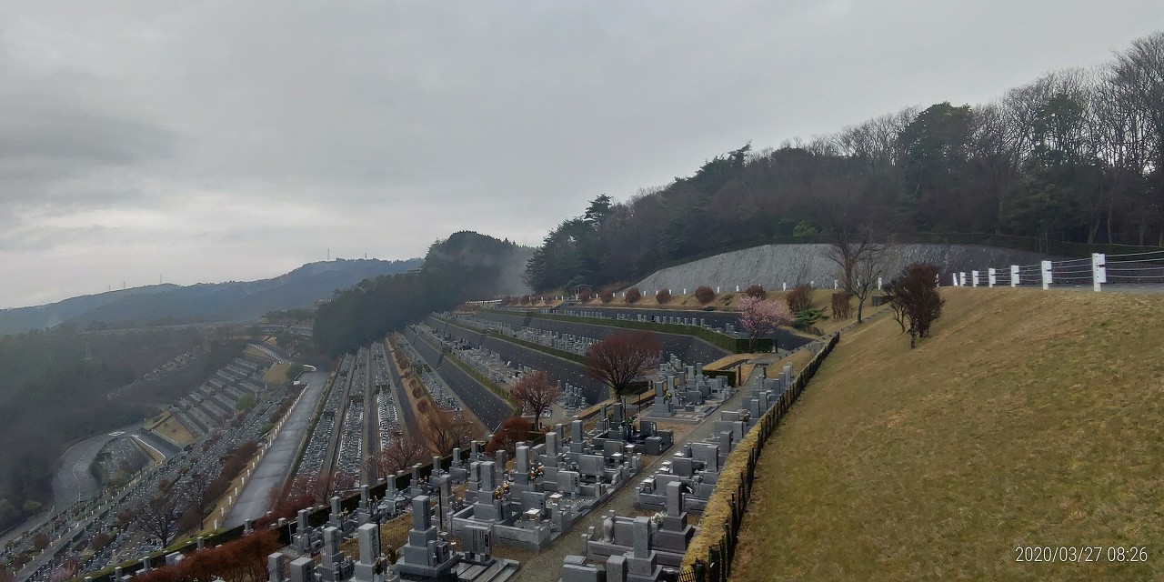 7区3番上段駐車場から階段墓域風景③