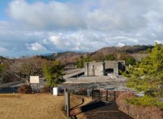 臨時駐車場から園内風景（モニュメント）