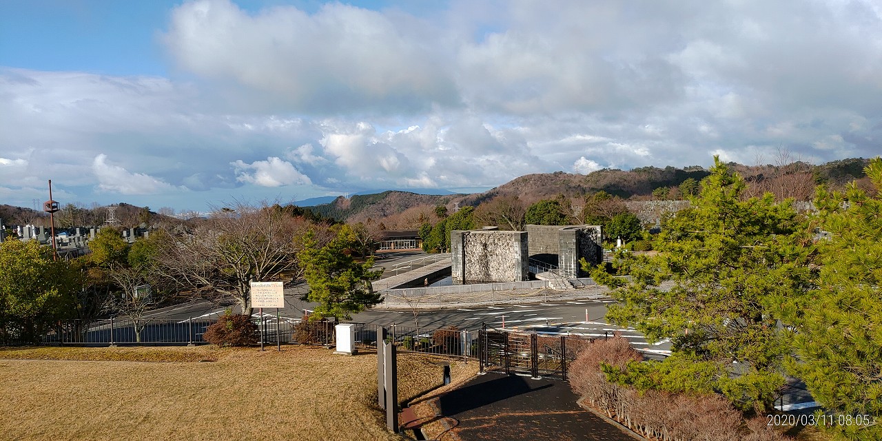 臨時駐車場から園内風景（モニュメント）