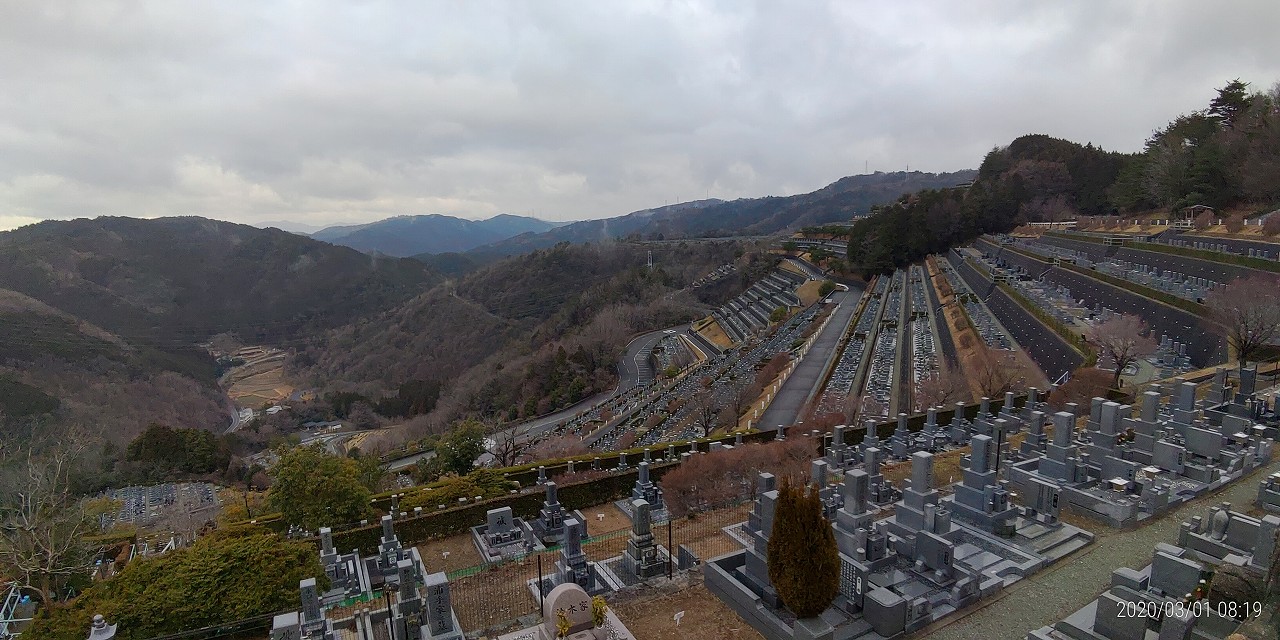 7区3番上段駐車場から階段墓域風景