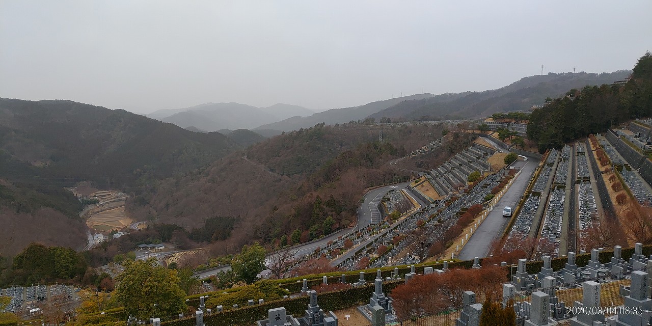 7区3番上段駐車場から階段墓域