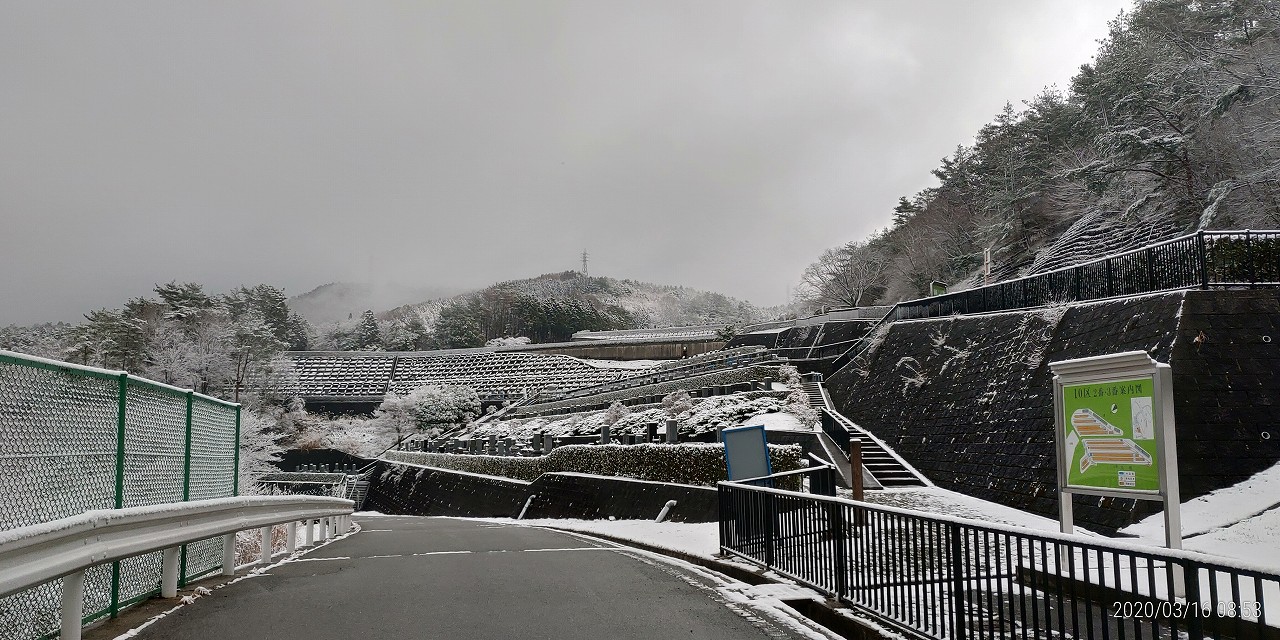 10区バス停から旧高山道風景（10区墓域）