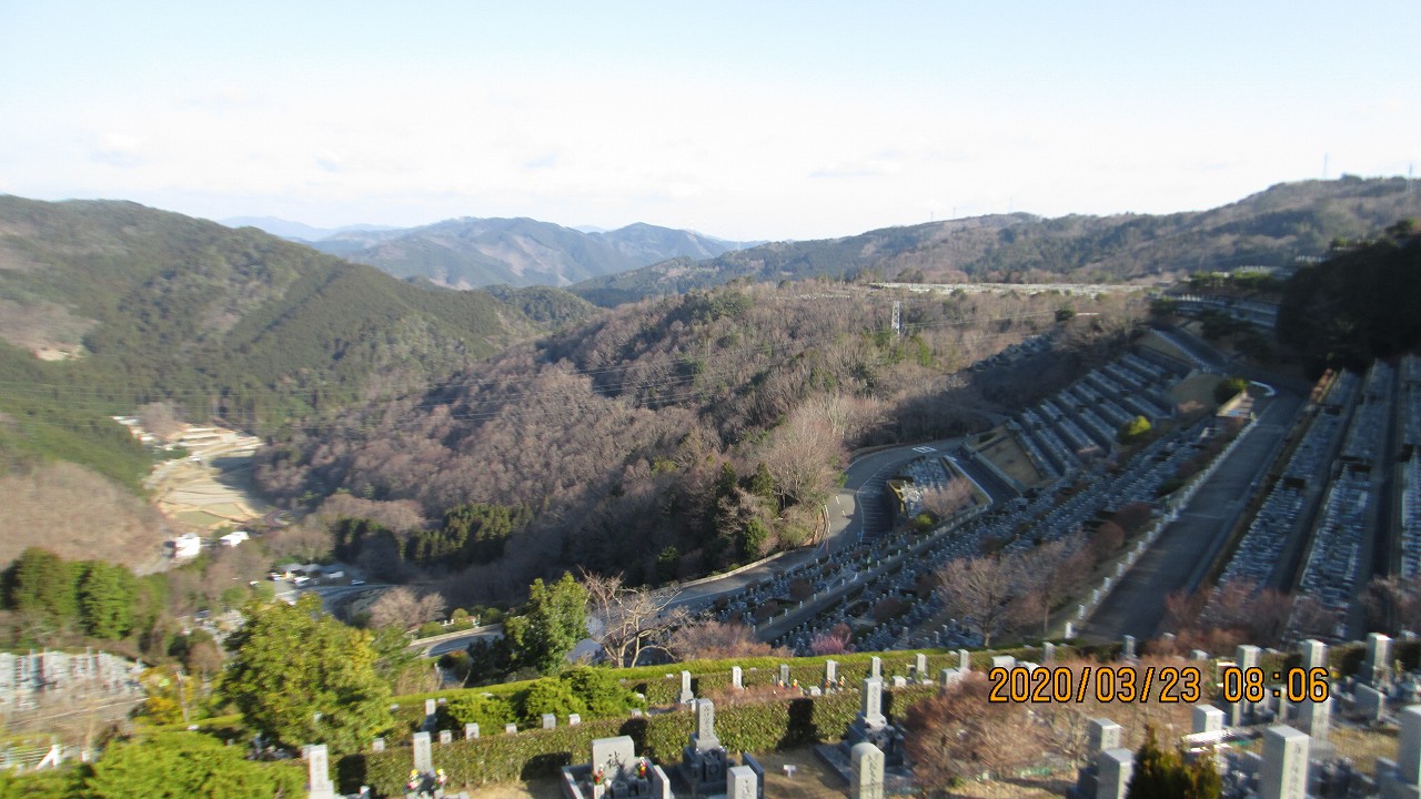 7区3番上段駐車場から階段墓域風景