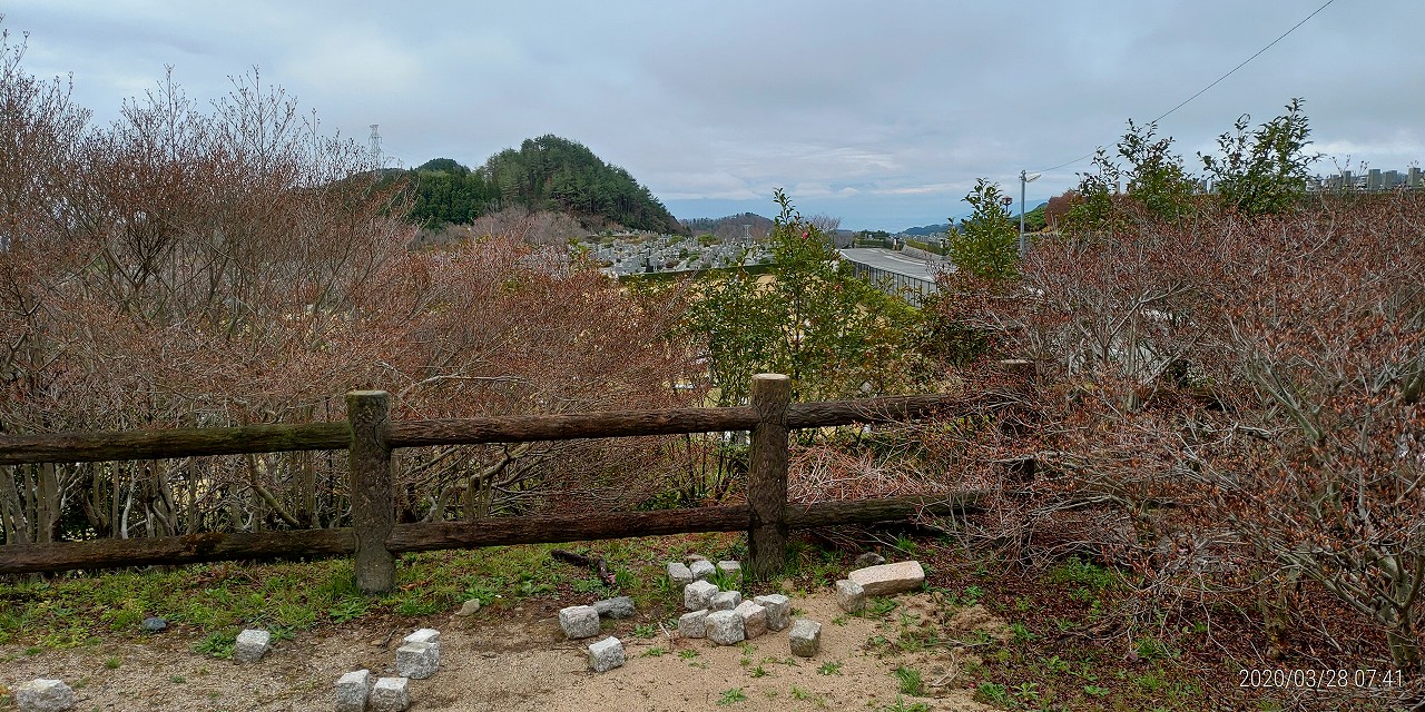 北口バス停から園内風景（石）