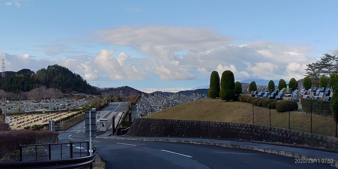 霊園北入口から園内風景