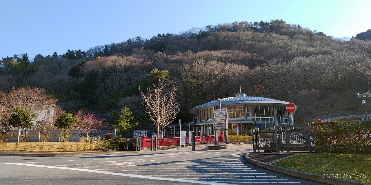 霊園正面入口・管理事務所風景