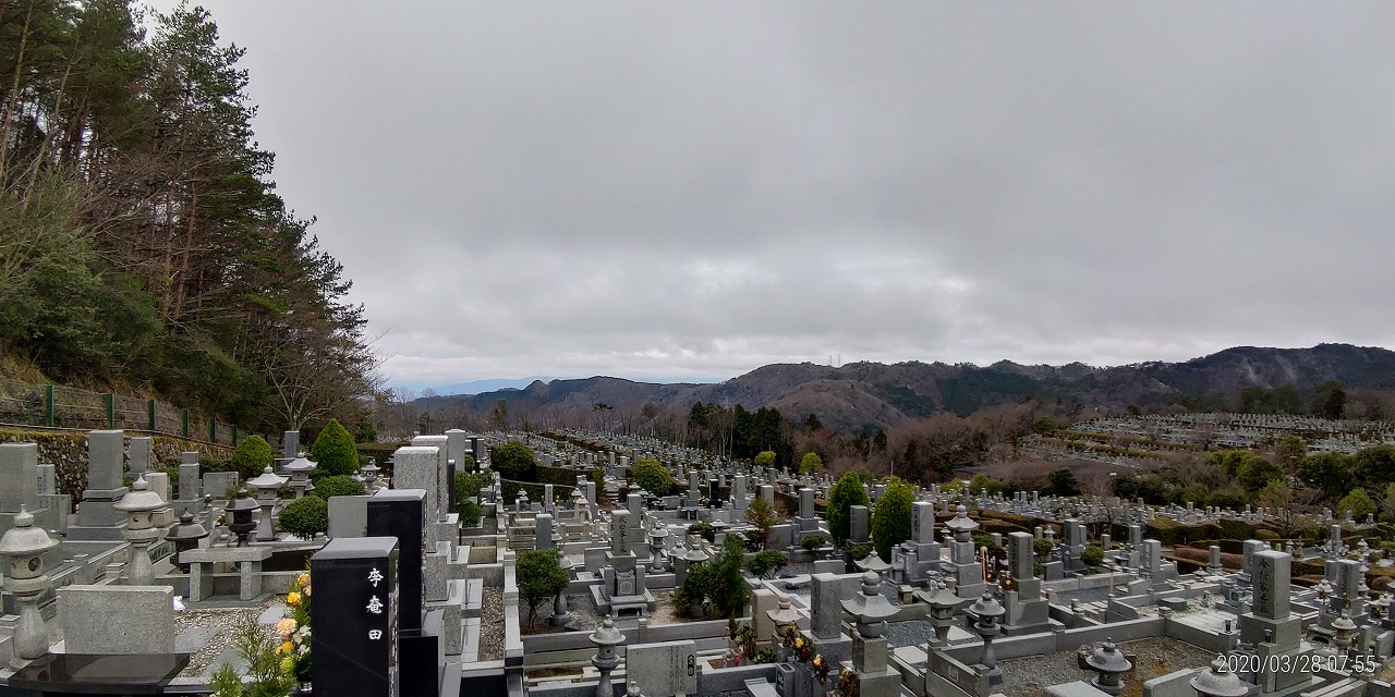 2区2番墓所から園内風景　①