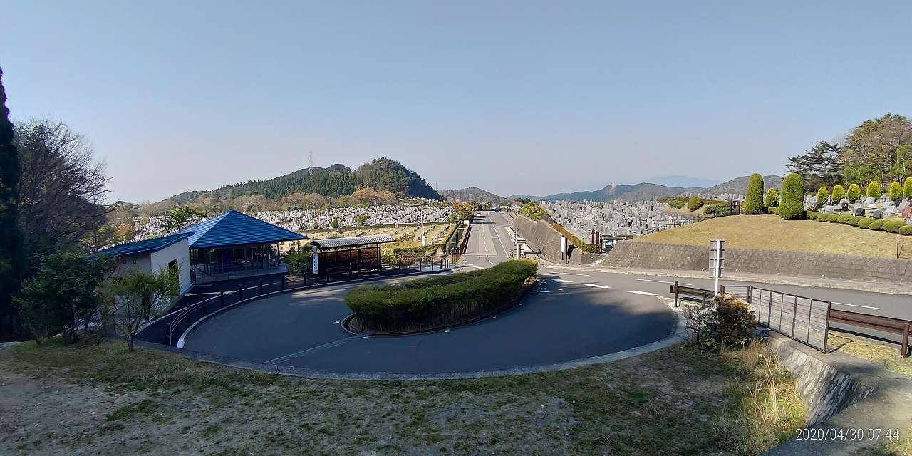 霊園北入口から園内風景