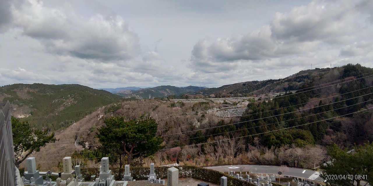 8区4番墓所枝道駐車場から園内風景