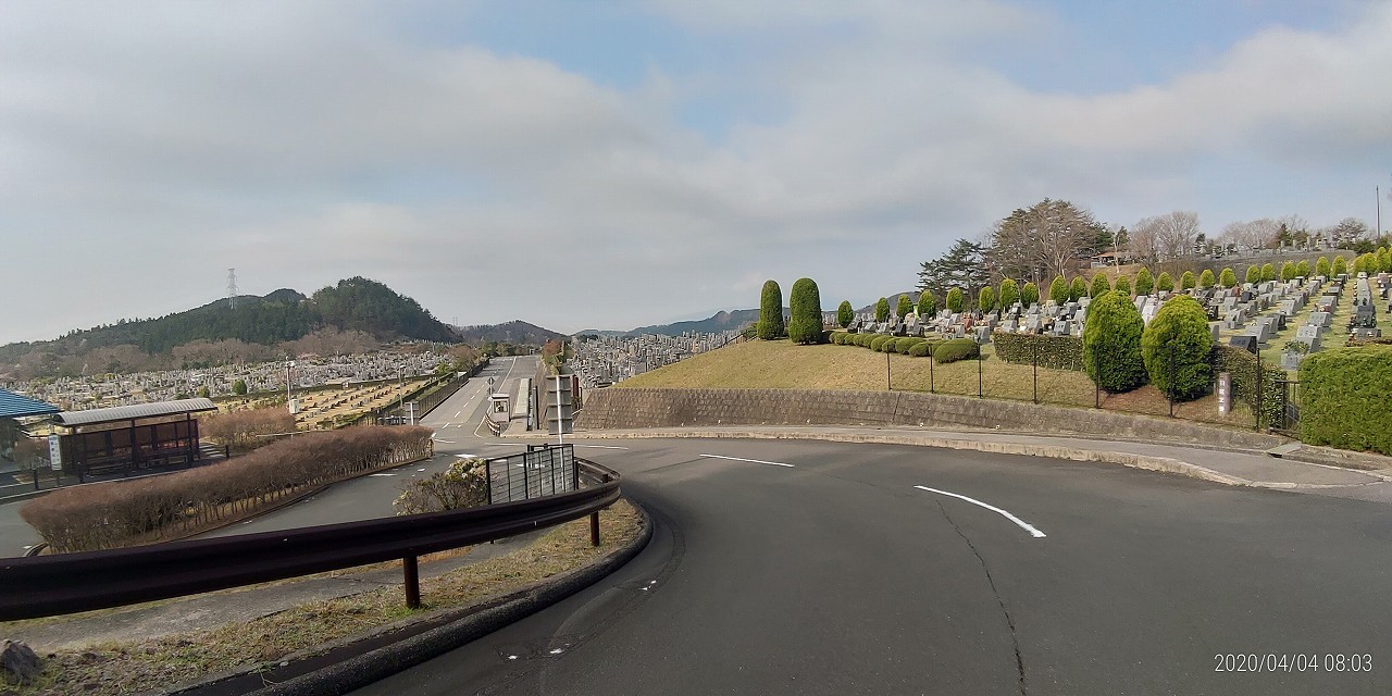 霊園北入口から園内風家