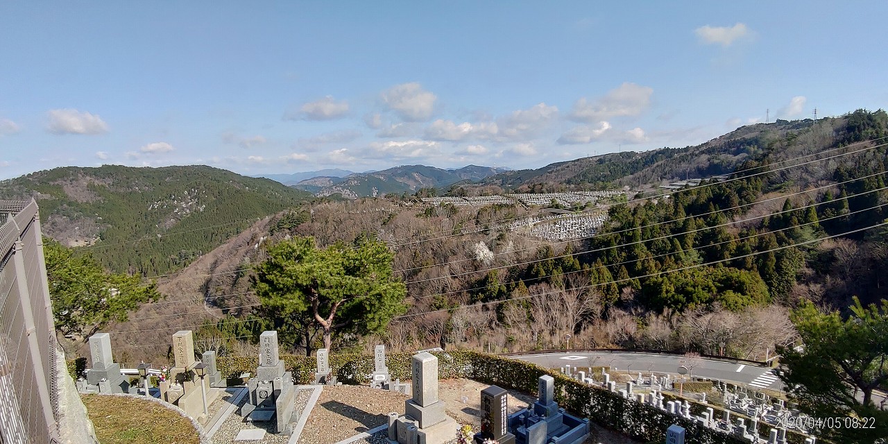 8区4番墓所枝道駐車場から園内風景