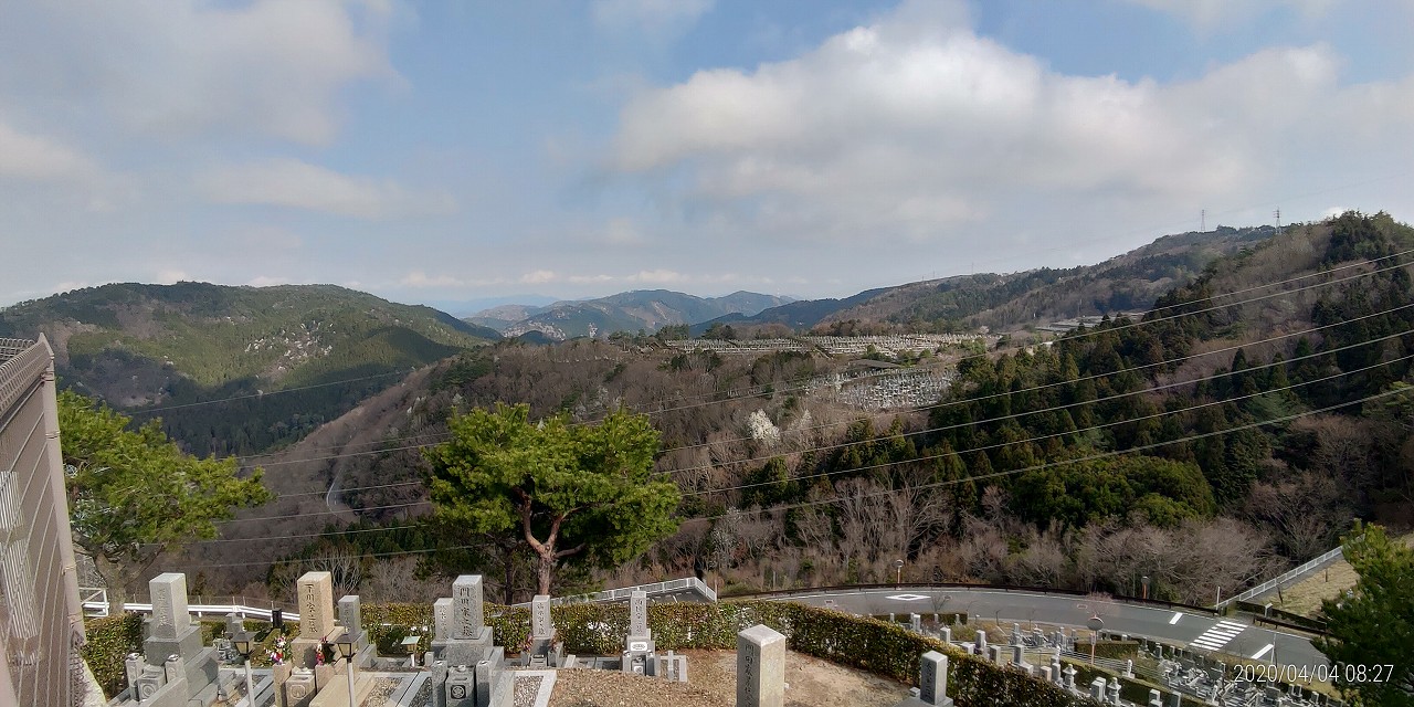 8区4番墓所枝道駐車場から園内風景