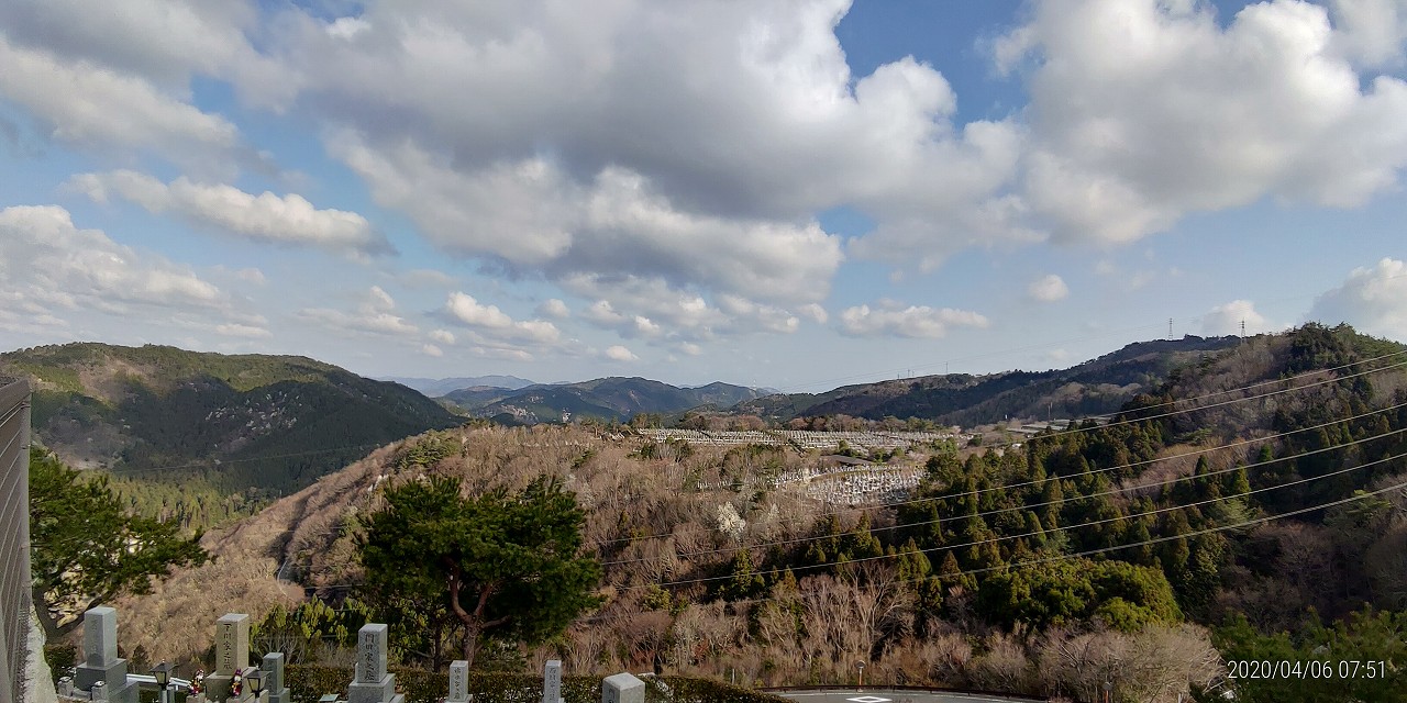 8区4番墓所枝道駐車場から園内風景