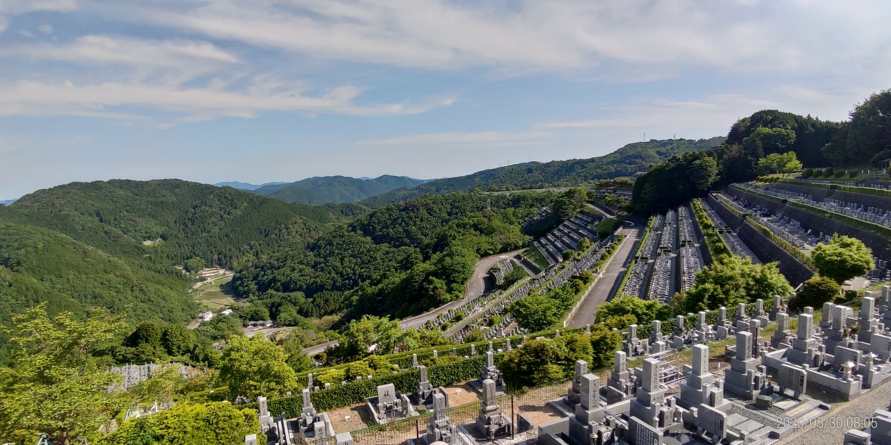 7区3番上段駐車場から階段墓域風景