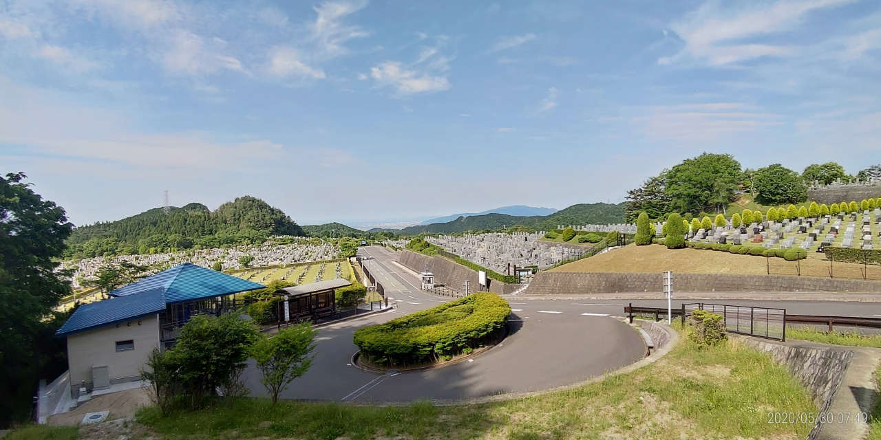 霊園北入口から園内風景