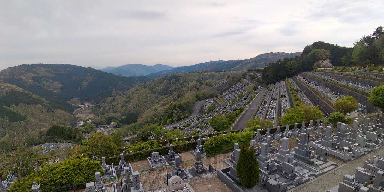 7区3番上段駐車場から階段墓域